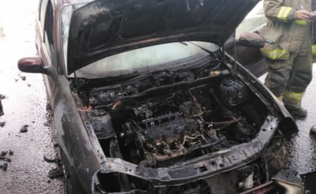 Rescatan a mujeres de auto incendiado en autopista México-Pachuca