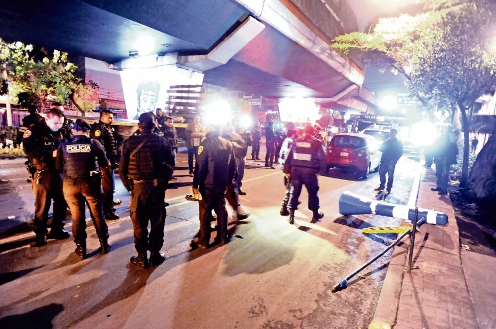 Recientemente, una agente fue arrollada por un sujeto que pretendía evadir el punto de revisión del alcoholímetro. La policía tiene muerte cerebral (ARCHIVO EL UNIVERSAL)