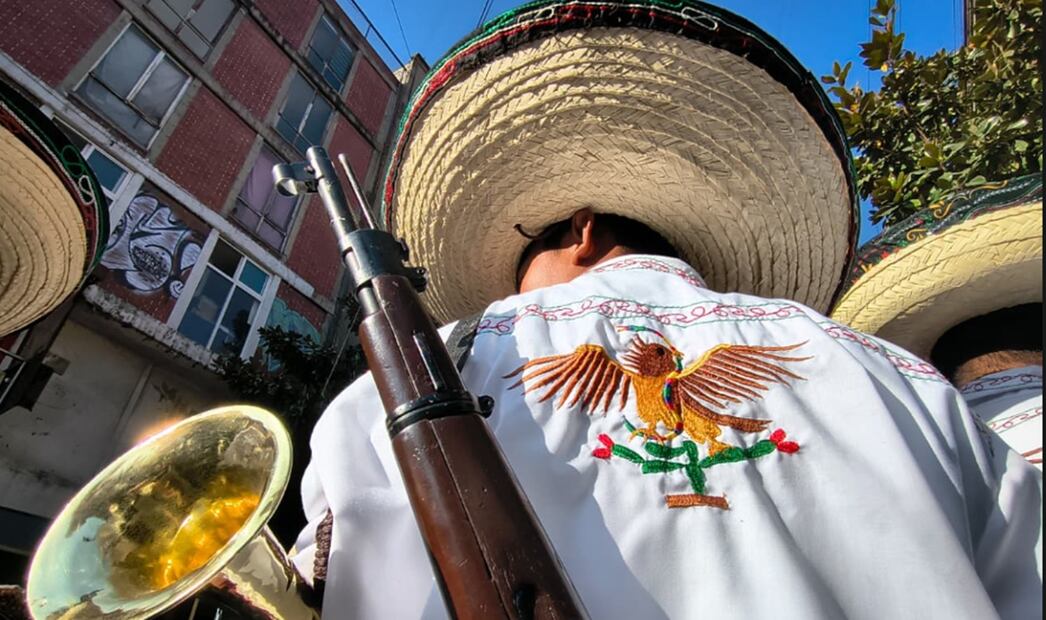 Elementos del Ejército mexicano se preparan para participar en el desfile cívico-militar por el 115 aniversario del inicio de la Revolución Mexicana, que este año cambia de ruta y culminará en el Monumento a la Revolución en la Ciudad de México, el jueves 20 de noviembre de 2025. Foto: Luis Camacho/EL UNIVERSAL