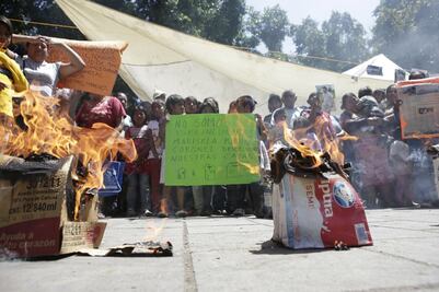 Protestan niños en el zócalo de Oaxaca por desalojos en sus comunidades