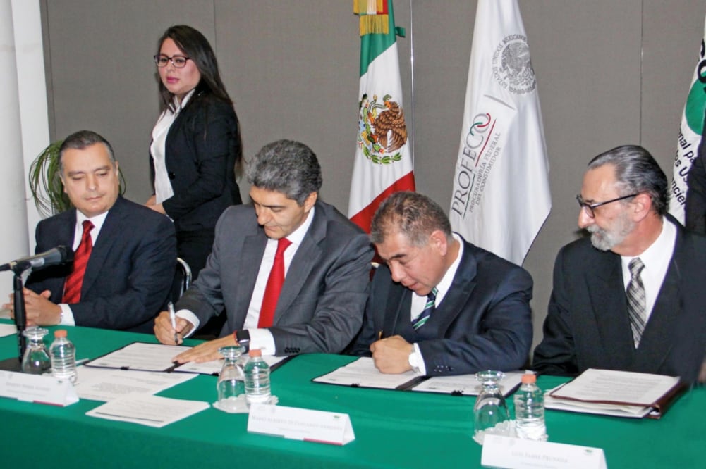 Ernesto Nemer y Mario Di Costanzo, titulares de Profeco y Condusef, durante la firma del acuerdo de colaboración para evitar fraudes (ESPECIAL)