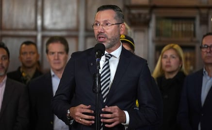 Captan a ministro de Vivienda de Colombia en la playa en plena crisis por terremoto; afirma que vio a su familia y siguió trabajando