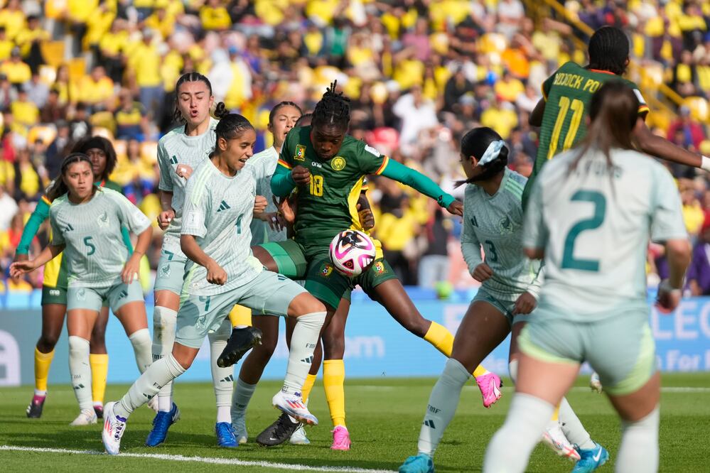 México y Camerún, durante el Mundial Femenil Sub-20 - Foto: AP