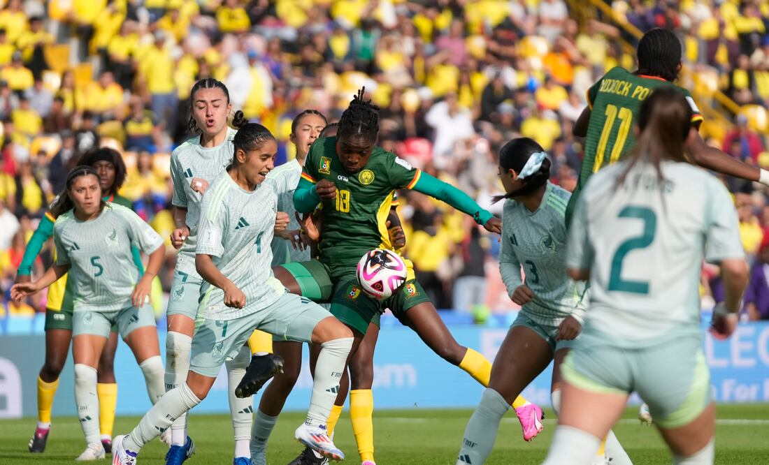 México y Camerún, durante el Mundial Femenil Sub-20 - Foto: AP