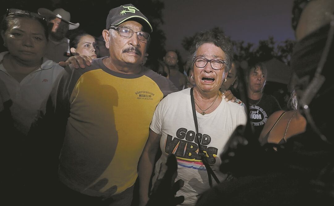 En la zona del derrumbe laboran policías, Protección Civil, el Ejército, bomberos y buzos. Autoridades confirmaron que 11 personas quedaron atrapadas.