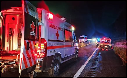 Choque entre camioneta particular y autobús de pasajeros en carretera Oaxaca-Cuacnopalan deja 2 muertos