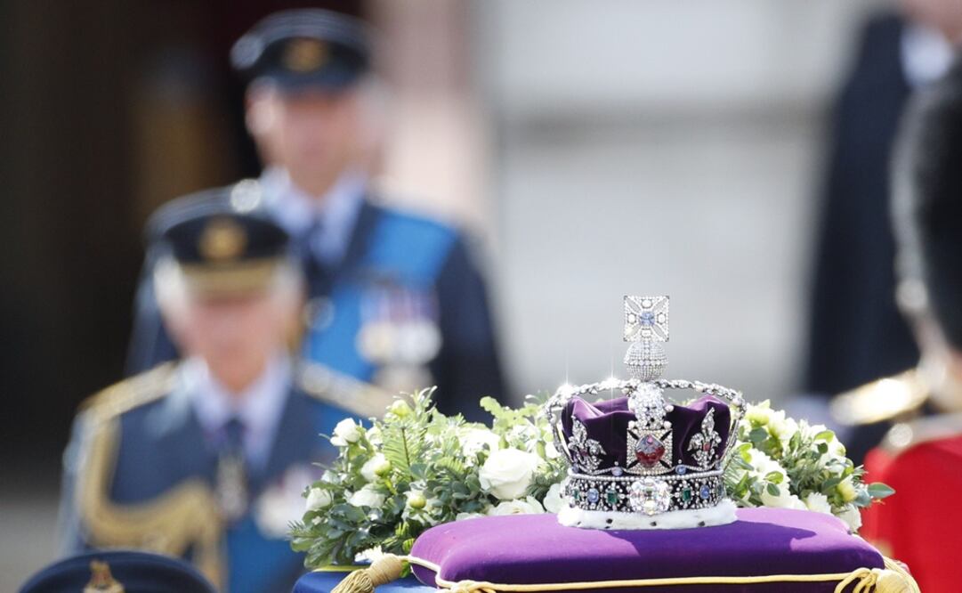La Corona del Estado Imperial yace sobre el ataúd que contiene el cuerpo de la difunta Reina Isabel II de Gran Bretaña. Foto: EFE