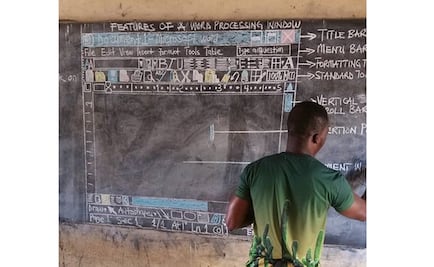 Profesor en Ghana enseña informática... sin computadora y se vuelve viral