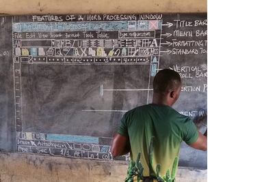Profesor en Ghana enseña informática... sin computadora y se vuelve viral
