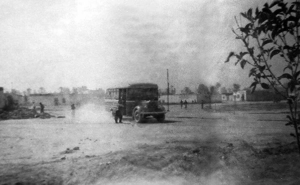 Camión transitando por la colonia federal en 1959. Foto: Especial.