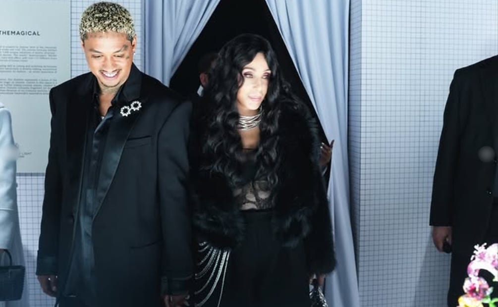 Cher, de 79 años, y Alexander "AE" Edwards, de 39 años, mantienen una relación con una diferencia de edad de 40 años.
FOTO: Instagram cher