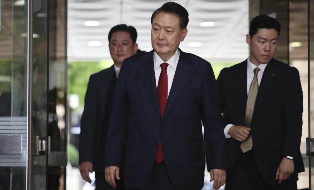 El ex presidente surcoreano Yoon Suk Yeol (cent) llega a un tribunal en Seúl, Corea deSur. Foto: AP
