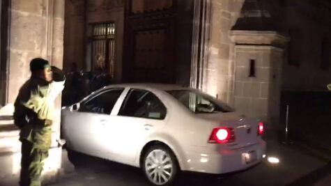 AMLO arriba a Palacio Nacional para comenzar su primera reunión de seguridad