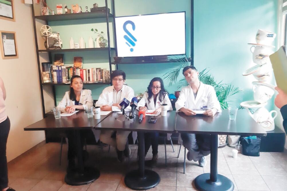 Con la finalidad de crear un frente común, la Asamblea Nacional de Médicos Residentes (ANMR) anunció la instalación de un comité interinstitucional para colegas que laboren en el IMSS, ISSSTE, Pemex y hospitales privados. Foto: PERLA MIRANDA. EL UNIVERSAL