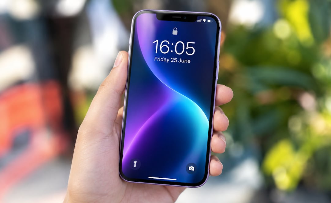 iPhone permite personalizar distintos elementos de la pantalla de bloqueo para identificar al propietario. Foto: Imagen generada con IA