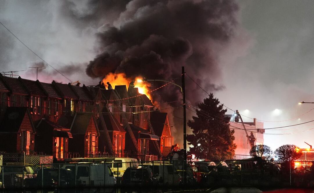 Una avioneta se estrelló en el noreste de Filadelfia, cerca del Roosevelt Mall, provocando una explosión masiva e incendios en viviendas y vehículos. (31/01/25) Foto: AP