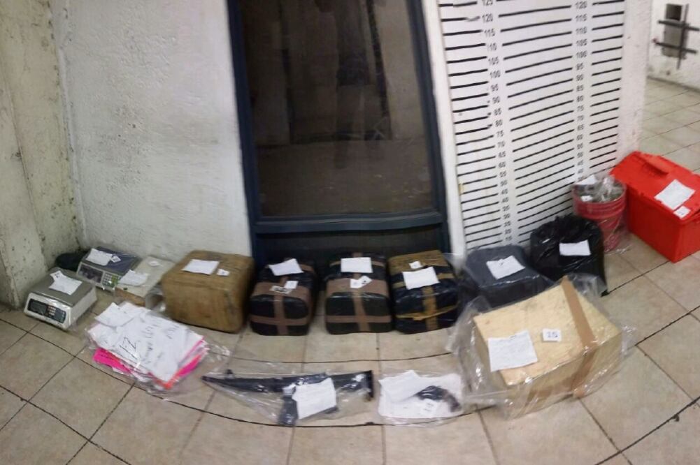 El botín. En total había más de 200 kilos de mariguana, una bolsa con cocaína, además de cientos de dosis de la ambas drogas (ARCHIVO. EL UNIVERSAL)