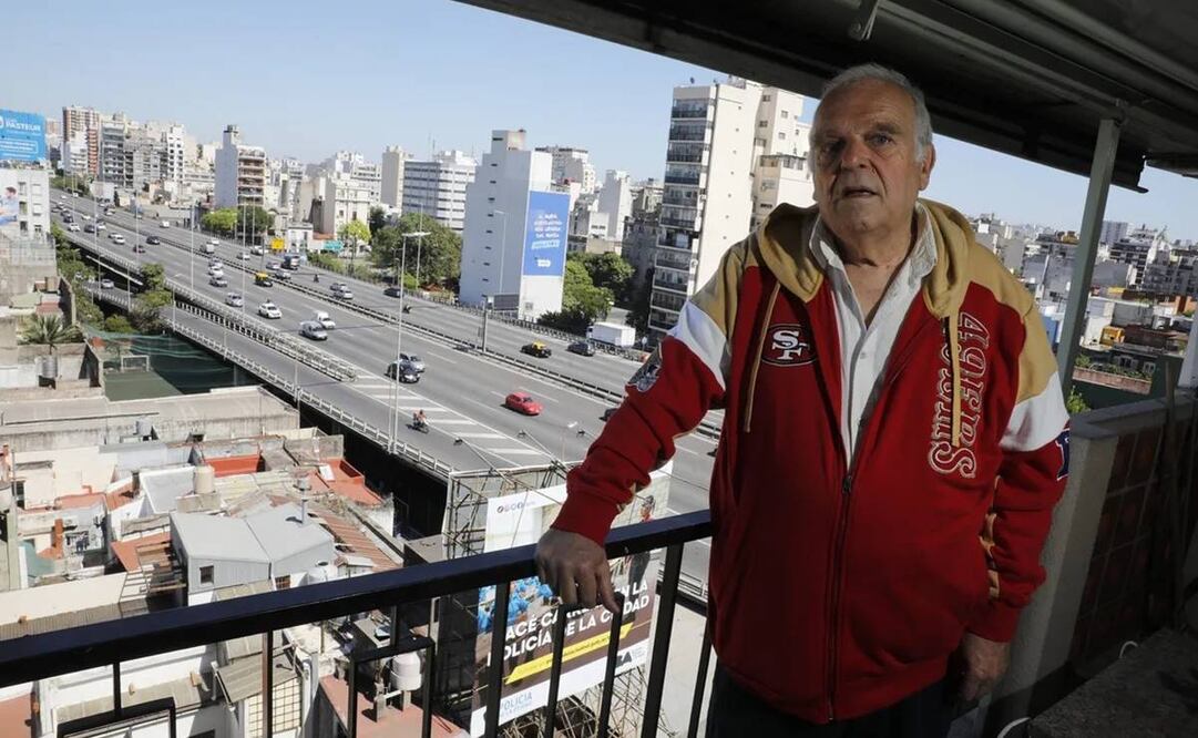 Pedro Barragán en el edificio donde vive, a metros de la autopista 25 de Mayo. Foto: Ricardo Pristipluk. La Nación/GDA
