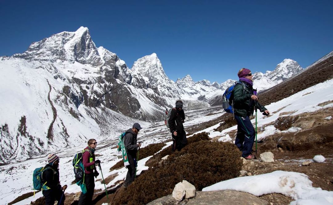 Según el informe, localidades como Lukla, Namche, Khumjung, Tengboche y otras sobre Dingboche están a salvo de deslizamientos de tierras (Foto: AP/Archivo)