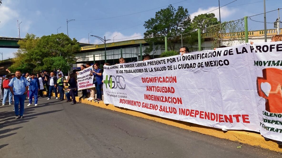 Médicos se manfiestaron afuera de la Sedesa, donde pidieron a sus compañeros revisar bien el contrato. Foto: Gaspar Betancourt / EL UNIVERSAL