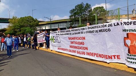 Protestan médicos durante firma de contratos
