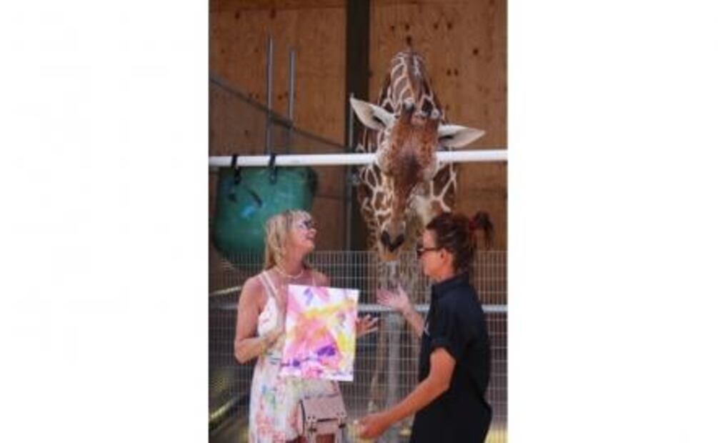 Ozzie, la jirafa que pinta entre leones