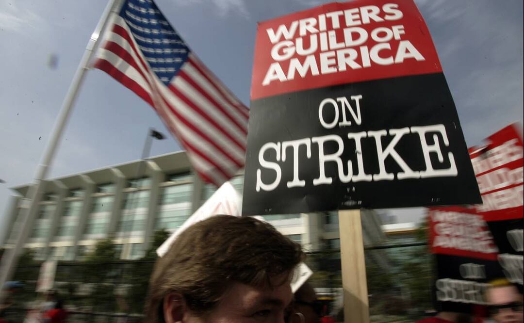 Guionistas del Sindicato de Guionistas de EU se declararon en huelga en toda la industria por primera vez desde 2007. El paro podría tener consecuencias generalizadas en Hollywood en la era del streaming. Foto AP