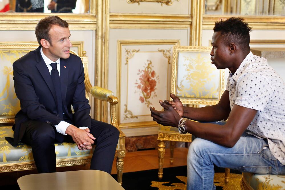 El presidente francés, Emmanuel Macron, anunció hoy la concesión de la nacionalidad francesa a Mamoudou Gassama. Foto: EFE