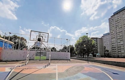 “Unos juegan futbol; otros, con sus cigarros de marihuana”, dicen vecinos sobre canchas en Unidad Habitacional Tlatelolco