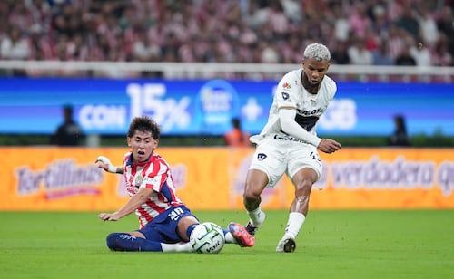 Pedro Vite es criticado por ignorar el protocolo del Himno Nacional en partido de Chivas vs Pumas