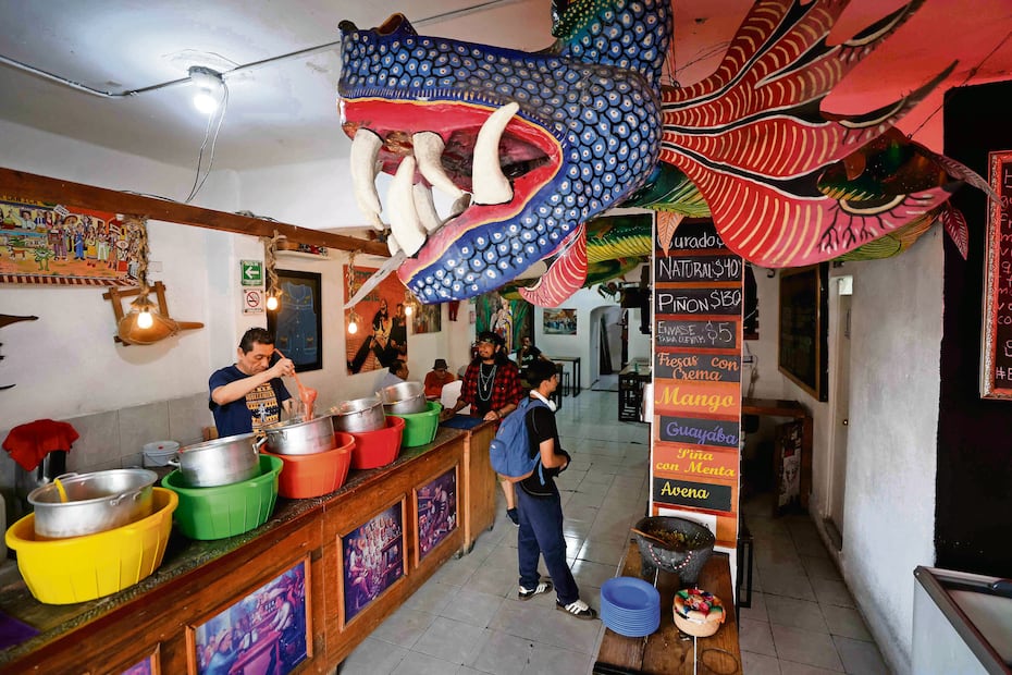 En estos lugares se puede degustar del pulque tradicional o de los curados de mango, avena, guayaba, piña con menta y fresas con crema, entre otros. Foto: Diego Simón Sánchez/ EL UNIVERSAL