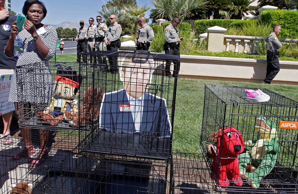Los manifestantes se alinean en la calle frente al Suncoast Hotel & Casino antes de que el presidente Trump se dirija a los asistentes a la Convención del Partido Republicano de Nevada 2018 en Las Vegas (Foto: EFE)