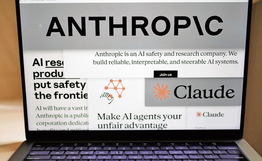 Páginas de Anthropic y logotipos de la empresa en una pantalla, en Nueva York. Foto AP/Patrick Sison, Archivo