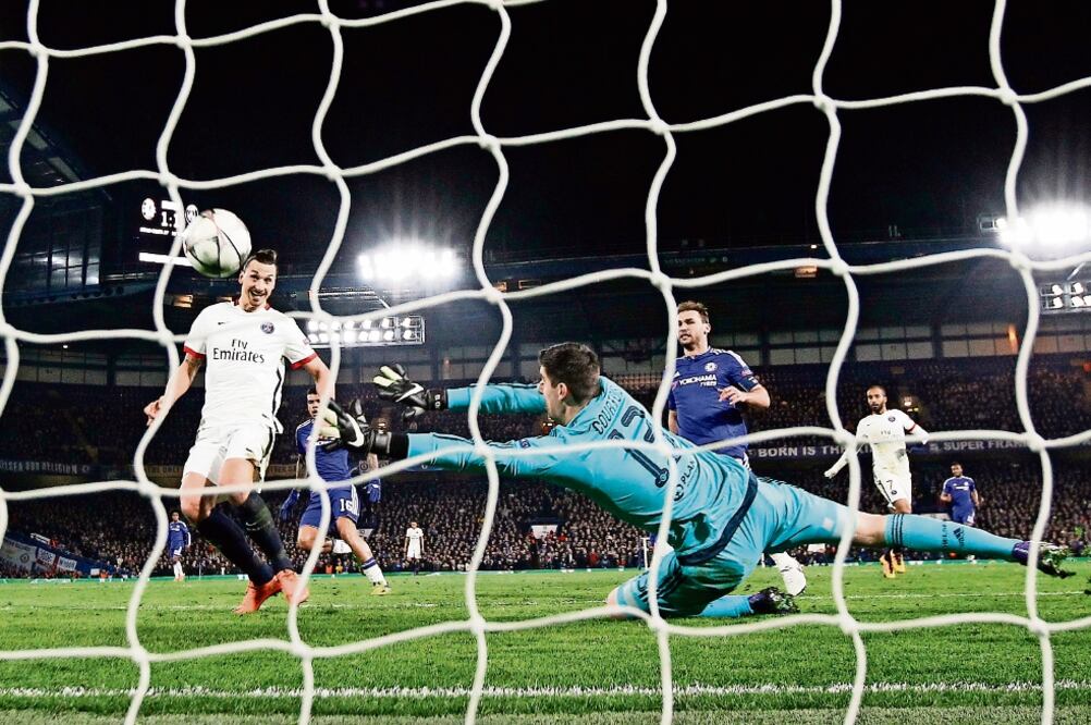 Zlatan Ibrahimovic sentenció el duelo ante el Chelsea inglés (ANDREW COULDRIDGE. REUTERS)