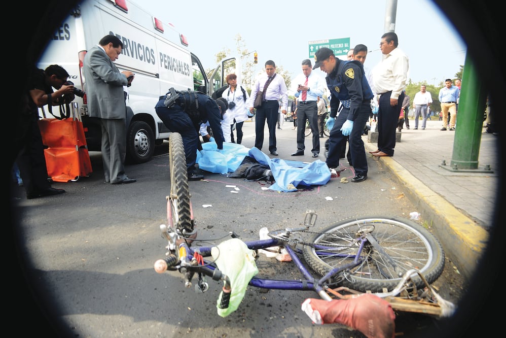 Un ciclista de la tercera edad murió después de perder el equilibrio y caer en el arroyo vehicular de la avenida Ticomán, donde un camión de transporte público lo atropelló (GUILLERMO PEREA. EL UNIVERSAL)