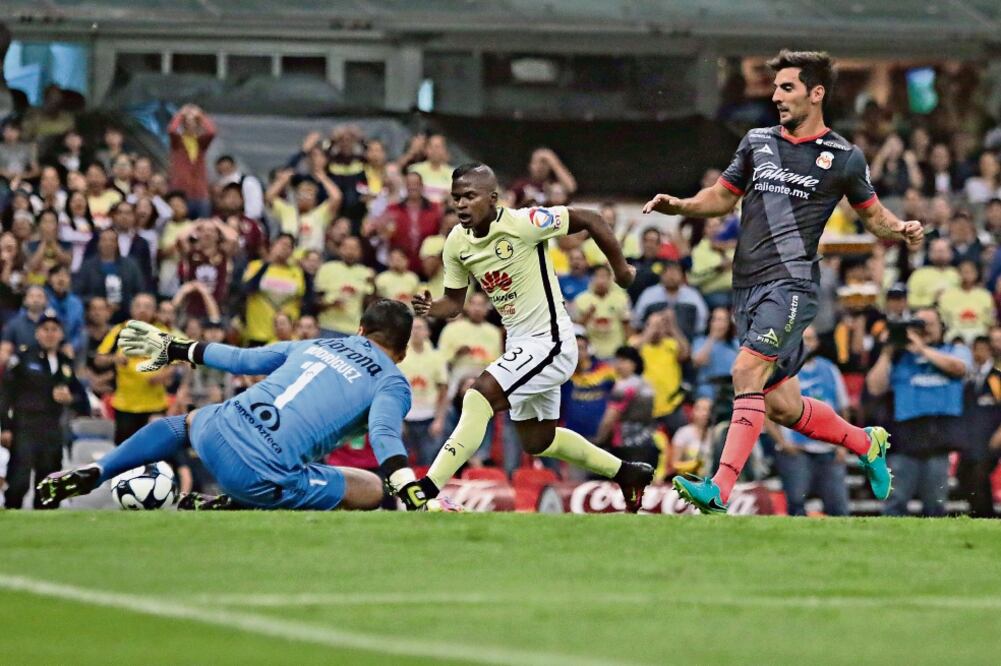 Carlos Darwin Quintero tuvo varias oportunidades, pero el portero de Morelia estuvo en grande y evitó la caída purépecha (MAGO7)