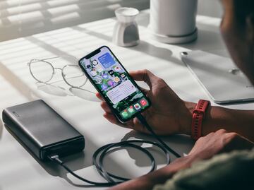 ¿Es peligroso usar el celular mientras se está cargando?