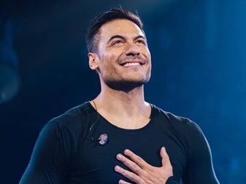 Carlos Rivera vive emotivo momento en concierto: Llora en el escenario por la muerte de su padre