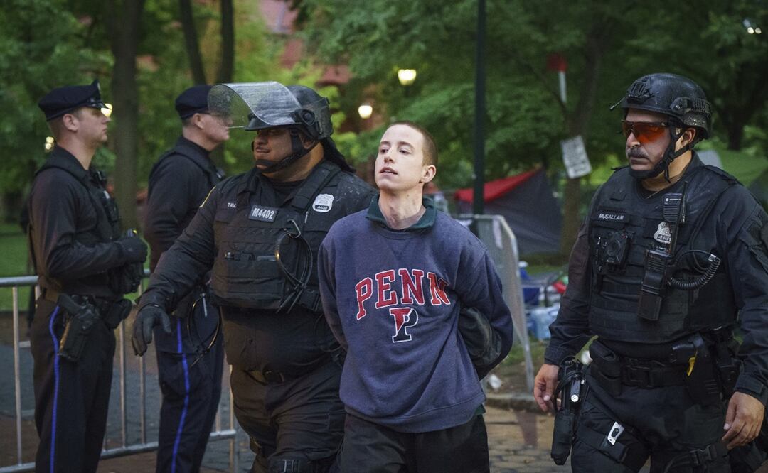 Agentes de la policía detienen a un manifestante en el campus de la Universidad de Pensilvania, en Filadelfia, el viernes 10 de mayo de 2024. Foto: AP