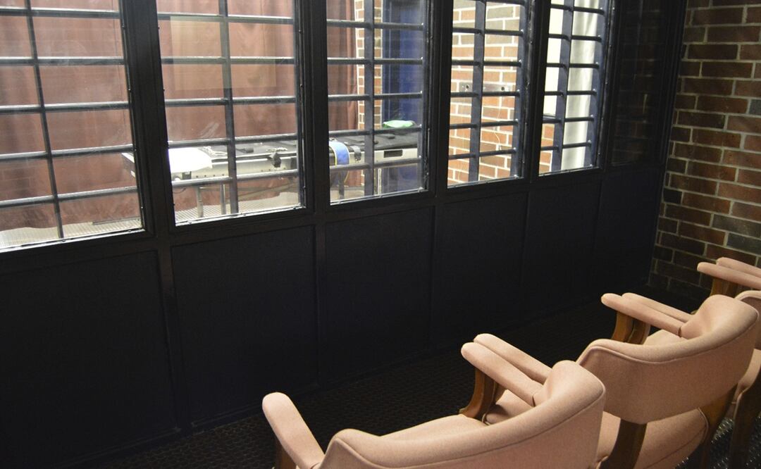 Esta fotografía sin fecha proporcionada por el Departamento de Prisiones de Carolina del Sur muestra la sala de testigos en la cámara de ejecución en la Instituto Penitenciario de Broad River en Columbia, Carolina del Sur. Foto: AP