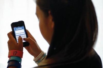 Grupo de Facebook presuntamente induce a niña a suicidarse