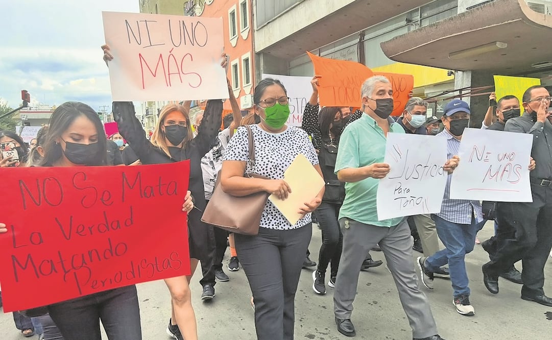 En la capital, decenas de periodistas participaron en una marcha y firmaron una carta en la cual pidieron a las autoridades estatales y federales que se haga justicia en este caso.