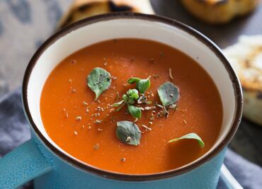 #RECETA Sopa de jitomate y queso de cabra en 5 pasos