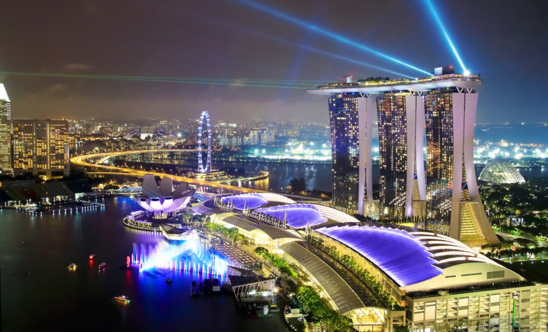 El hotel es la estructura más emblemática del complejo Marina Bay Sands. Sus tres torres simulan juegos de cartas. (Foto: iStock)