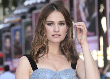 ¿Lily James, eres tú? Sorprenden las imágenes de la actriz como Pamela Anderson