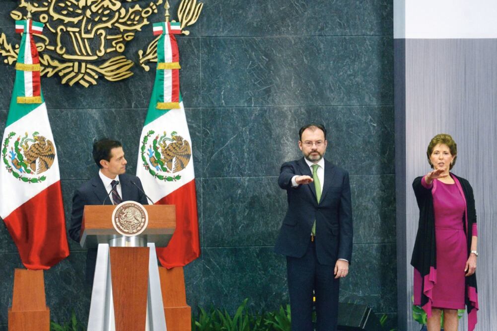 El presidente Enrique Peña Nieto tomó protesta al ex secretario de Hacienda, Luis Videgaray Caso, como nuevo titular de la Cancillería, y a Cristina Carcía Cepeda como nueva secretaria de Cultura (PRESIDENCIA)