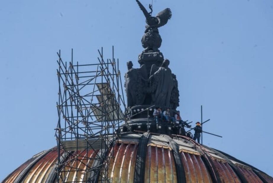 Restauran cúpulas del Palacio de Bellas Artes