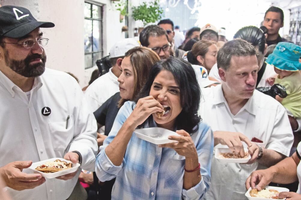 Alejandra Barrales, candidata de Por la Ciudad de México al Frente, recorrió las calles de la delegación Iztapalapa, donde platicó con los colonos sobre las problemáticas que enfrentan y aprovechó para comer un sope. Foto: GALO CAÑAS. CUARTOSCURO