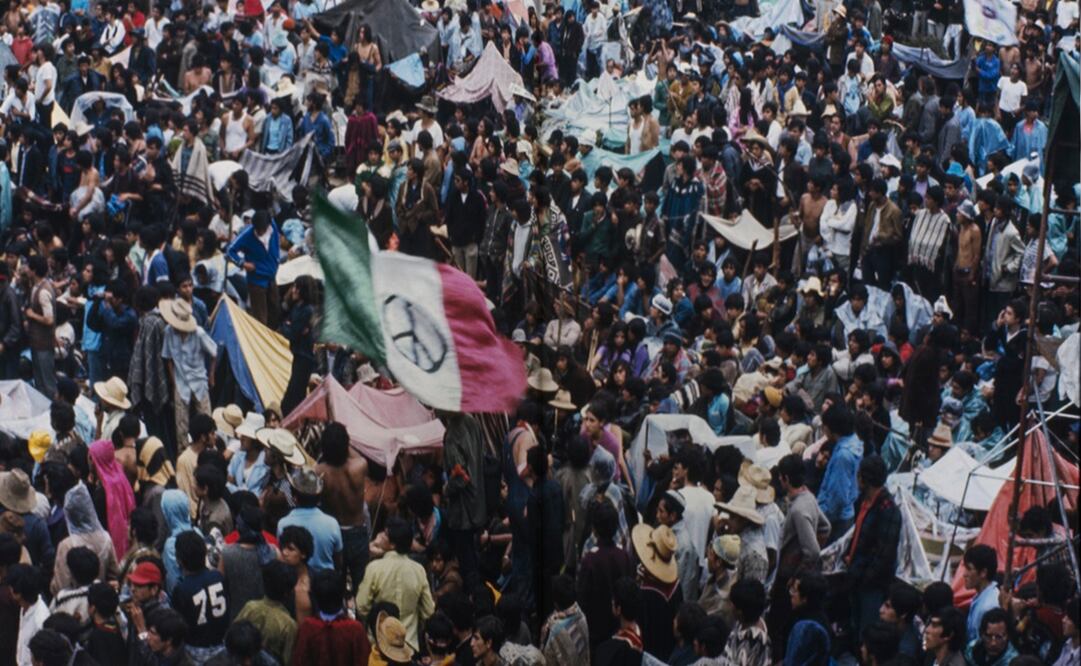 La fotógrafa Graciela Iturbide documentó la llegada de los jóvenes, los campamentos, toda la jornada del festival, los ejercicios de yoga, los grupos y la retirada. Foto: Graciela Iturbide. Cortesía de Trilce Ediciones 