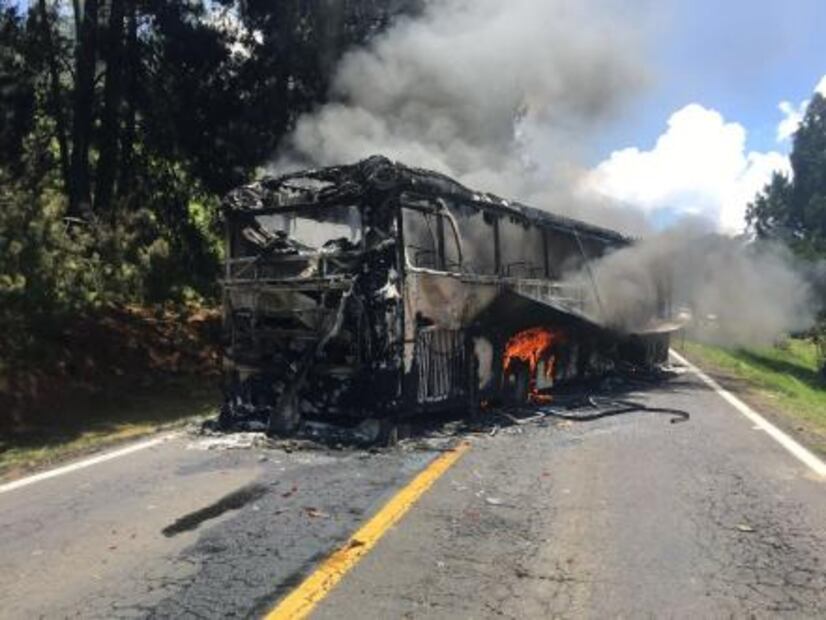 Incendian tres autobuses de pasajeros en Michoacán 